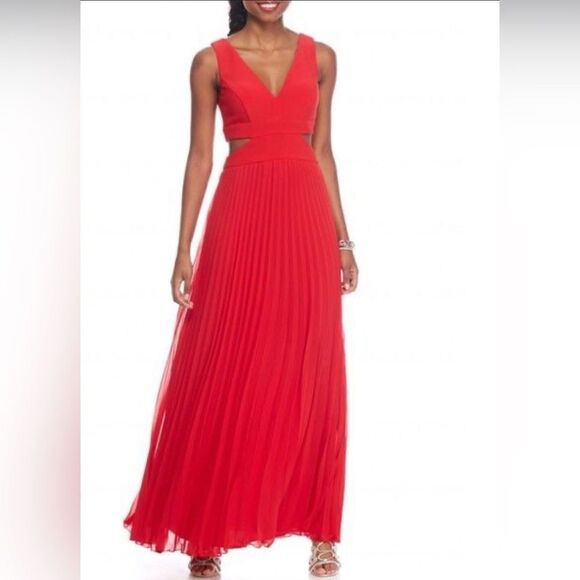 XSCAPE Red Pleated Chiffon Gown With Cutout Sides NWT Women's Size 4 - Picture 1 of 10